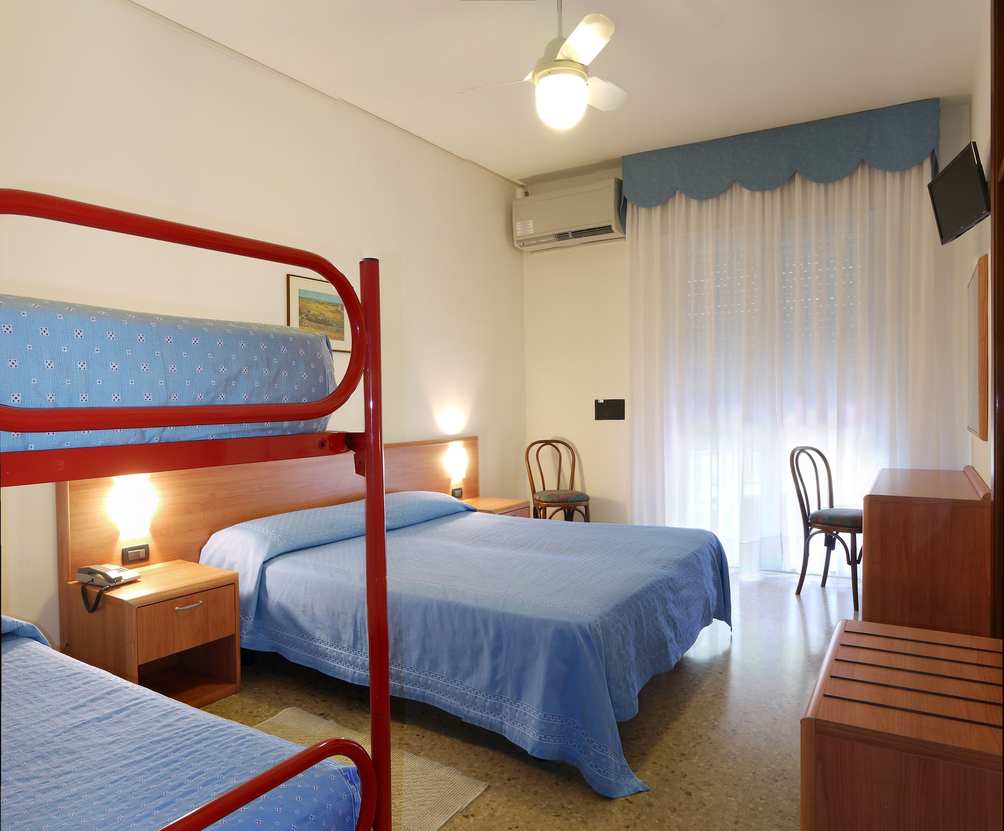 ROOM, DOUBLE OR TWIN BED