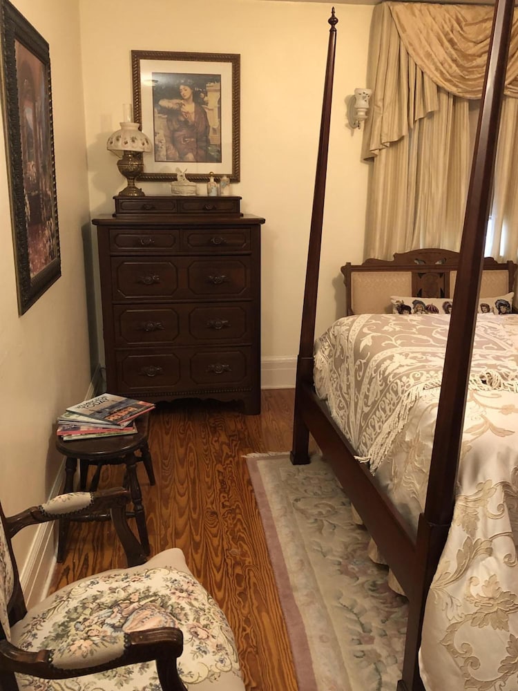 Angie's B&B 8/41