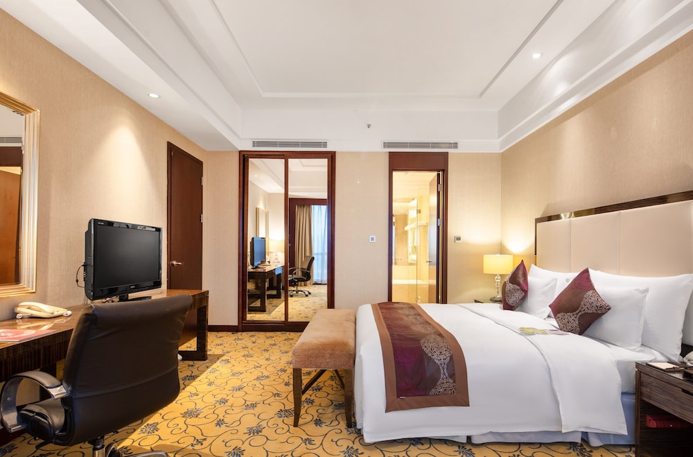EXECUTIVE, SUITE