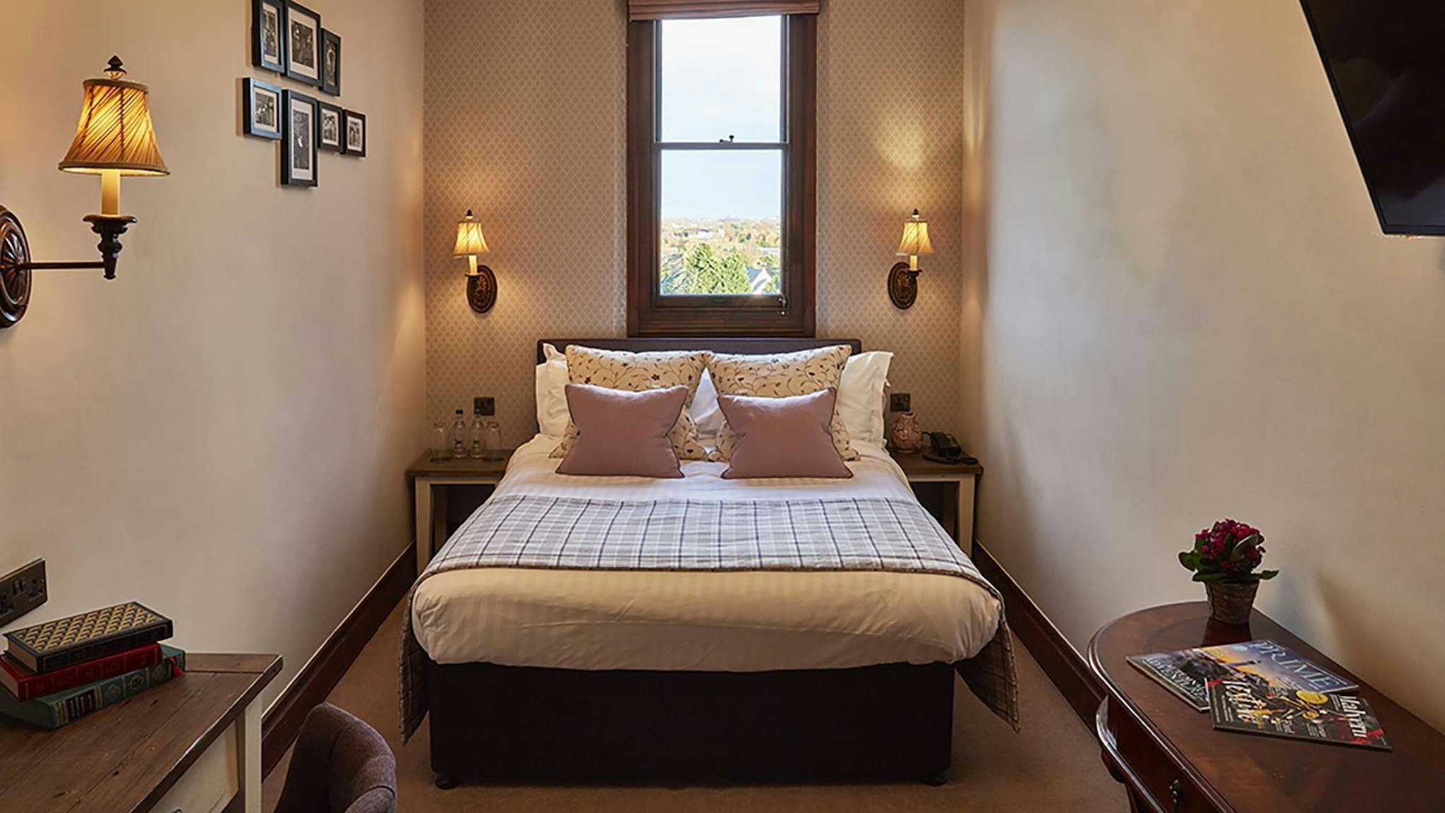 غرفة كلاسيكية صغيرة بسرير مزدوج