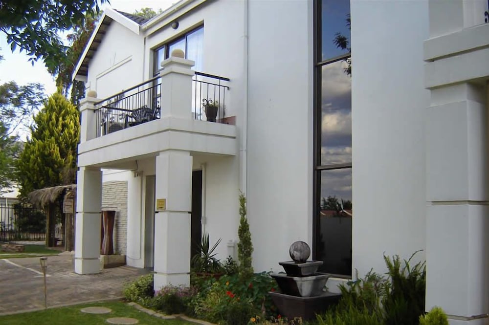 La Boheme Guesthouse 2/13