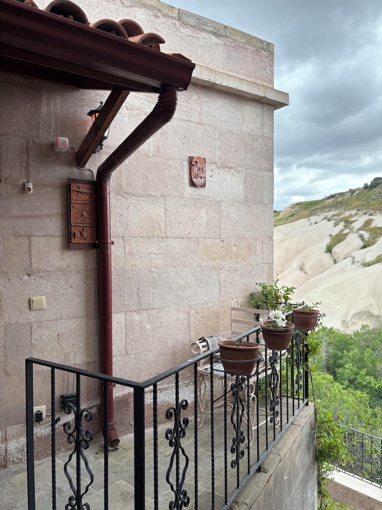 Valley Inn Cave Hotel 8/50