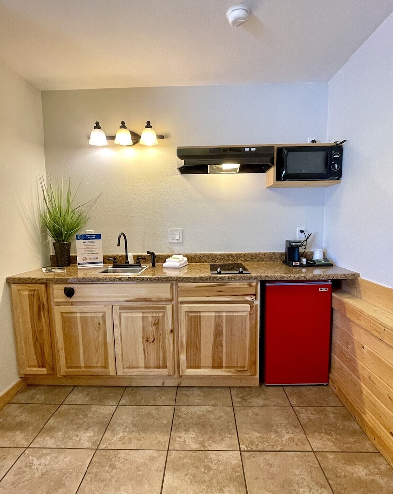 Carriage House Inn 4/36