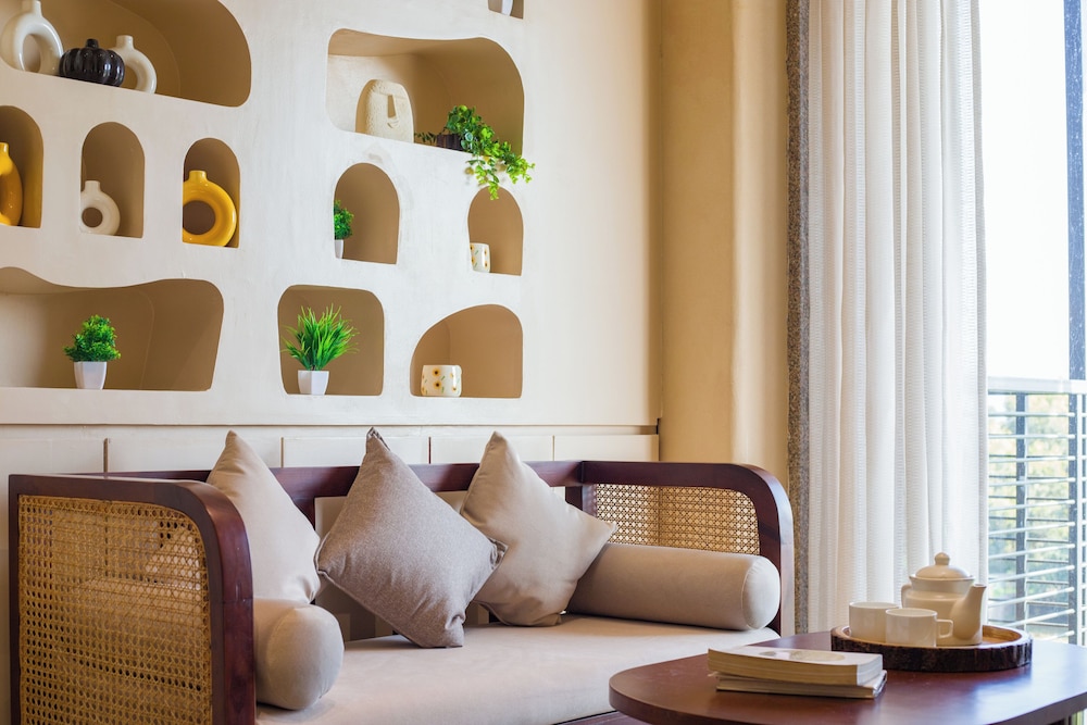 ELIVAAS Cows and Cuddles 4 BHK with Pvt Pool and Garden 45/68