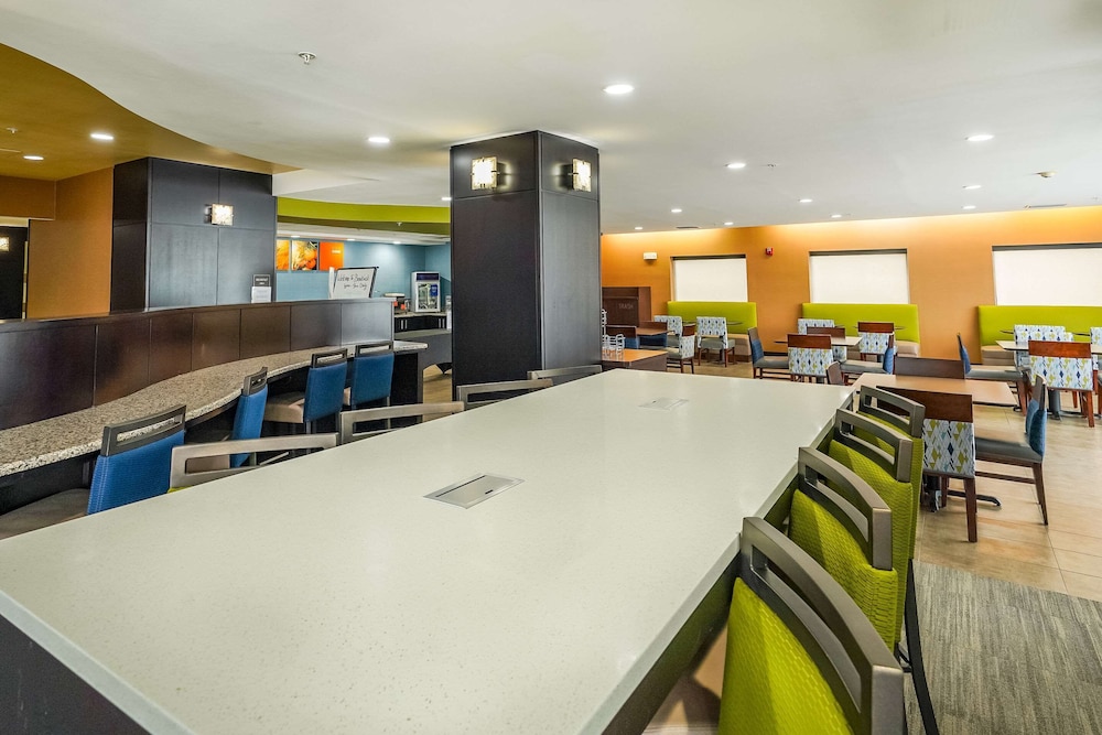 Comfort Suites Lake City 32/50