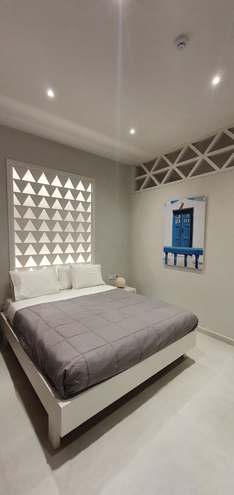 Irina Beach Hotel 24/68