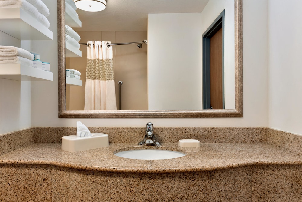 Summit Suites 32/34