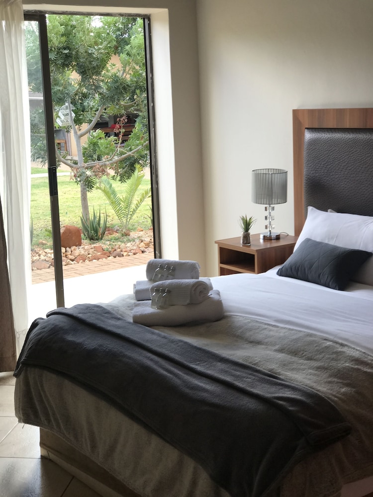 Manor Hills Guest Lodge 4/40
