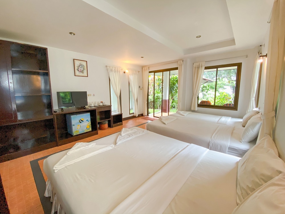 ROOM, QUADRUPLE