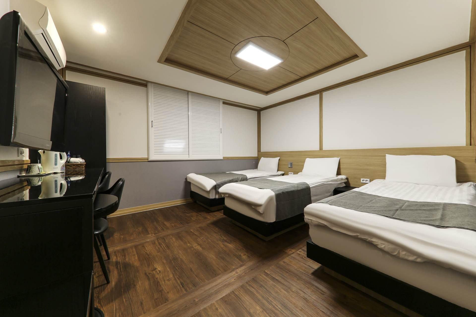 ROOM, TRIPLE