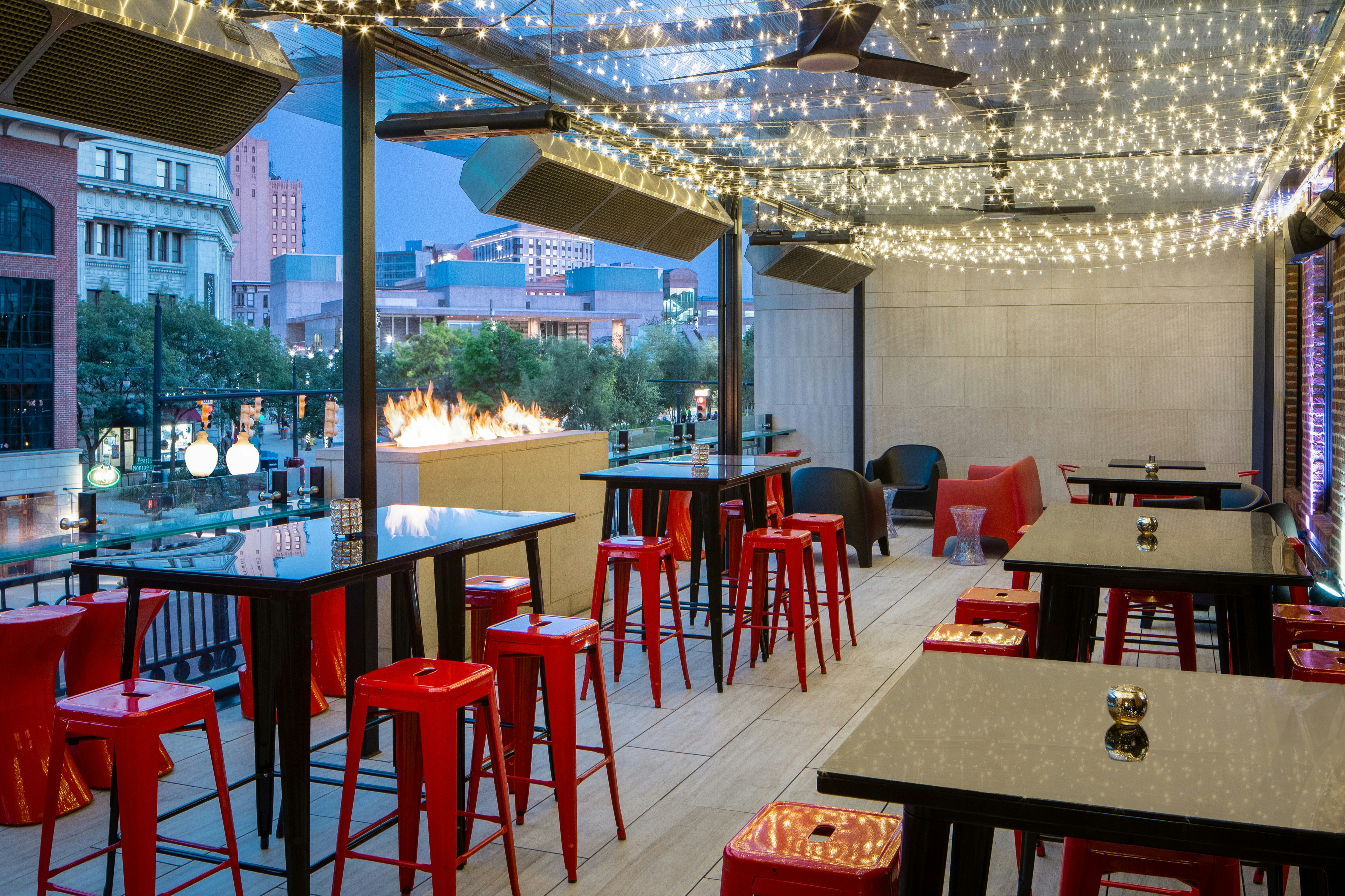 Amway Grand Plaza, Curio Collection by Hilton 50/65