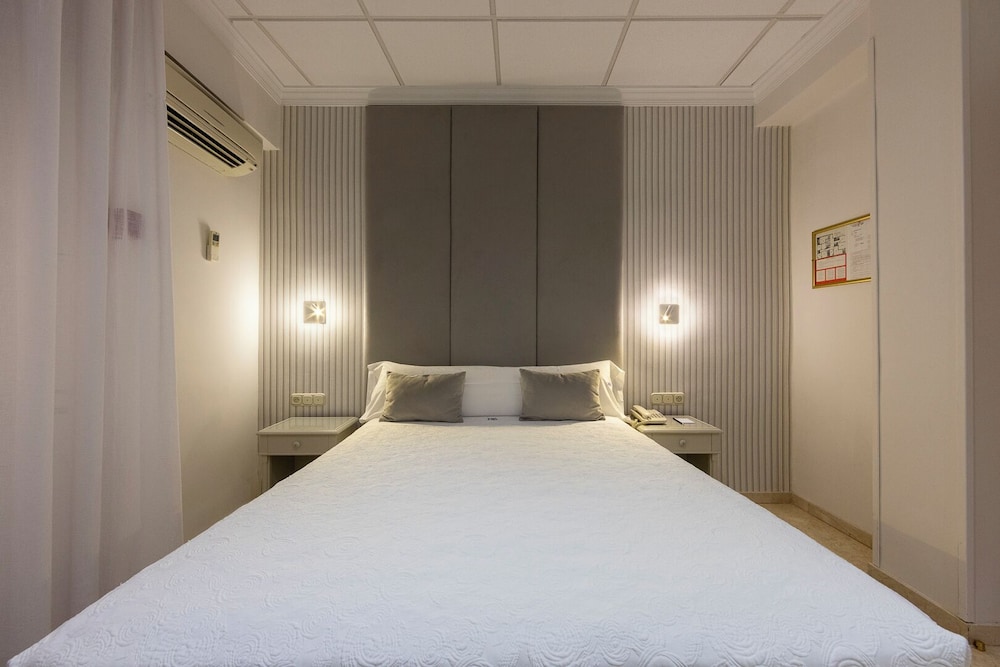 ROOM, DOUBLE BED