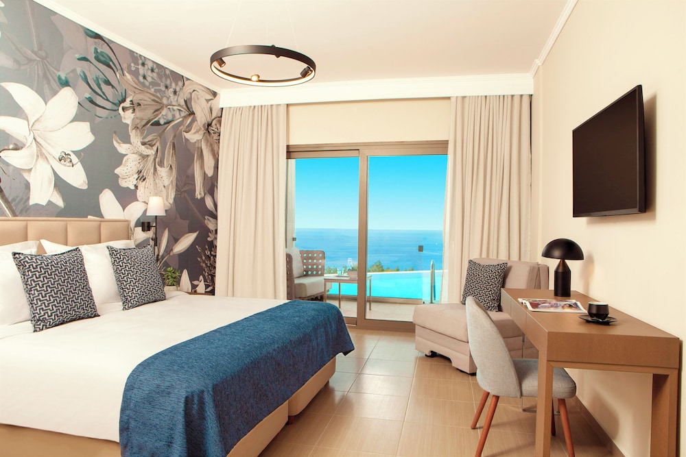 DELUXE, DOUBLE BED, SHARED POOL