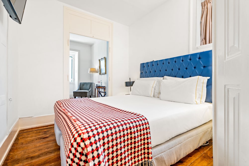 ROOM, DOUBLE OR TWIN BED