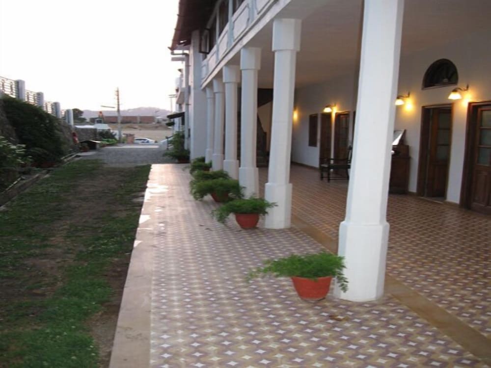 HOTEL HIMALAYAN CLUB 32/48