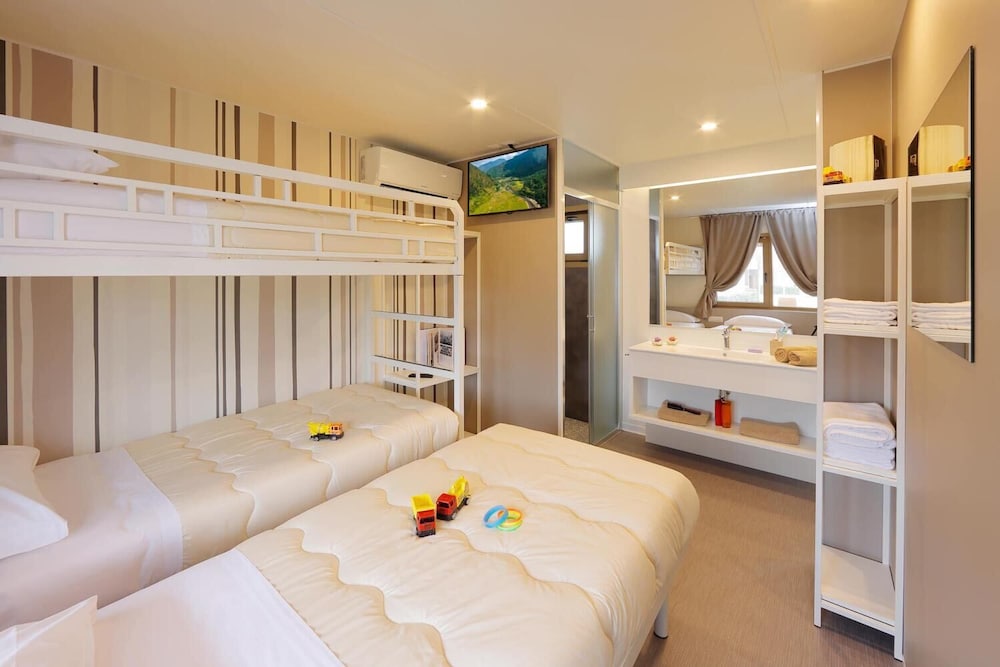 2 BEDROOMS, SUPERIOR, CHALET