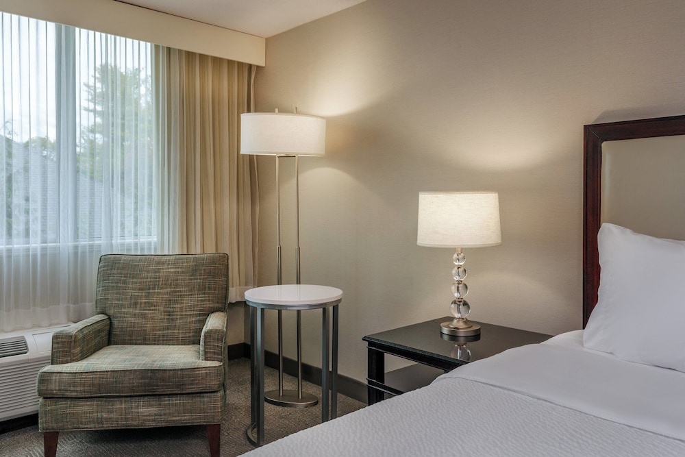 Holiday Inn Suites Boston Peabody 26/62