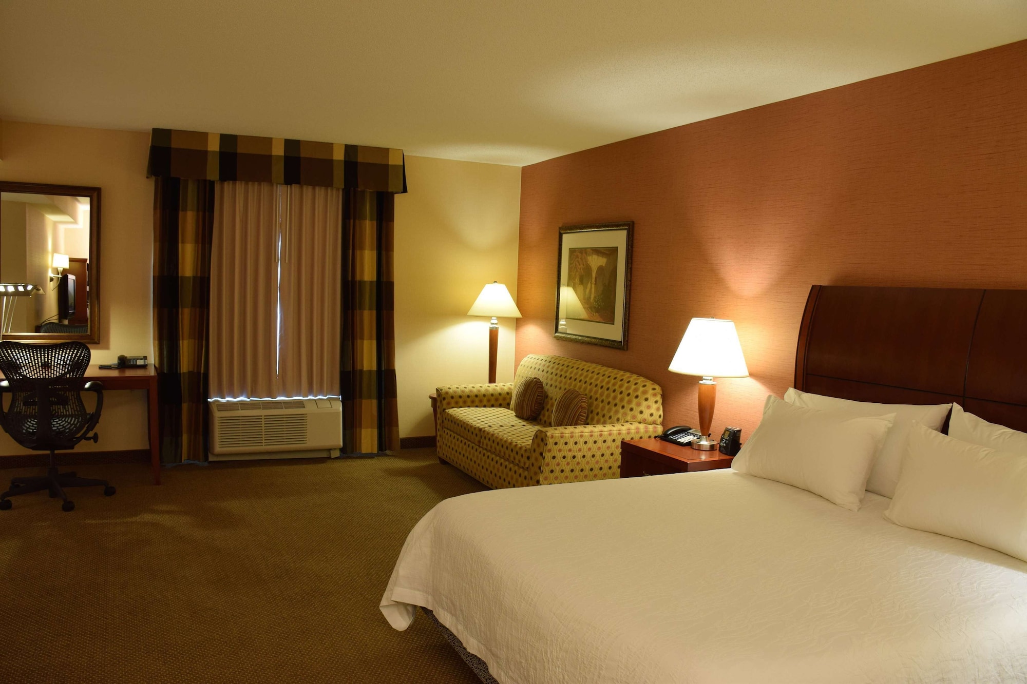 DELUXE, KING BED, ACCESSIBLE