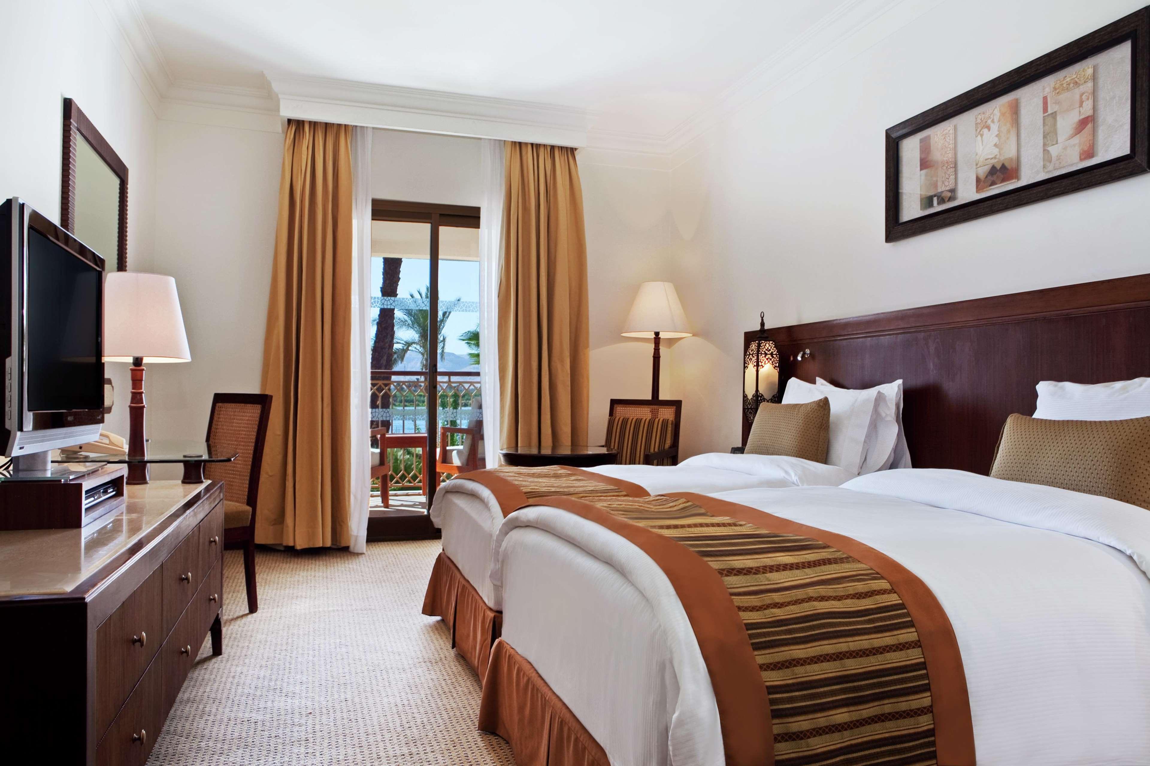 DELUXE, TWIN BEDS, LIVING AREA, BALCONY