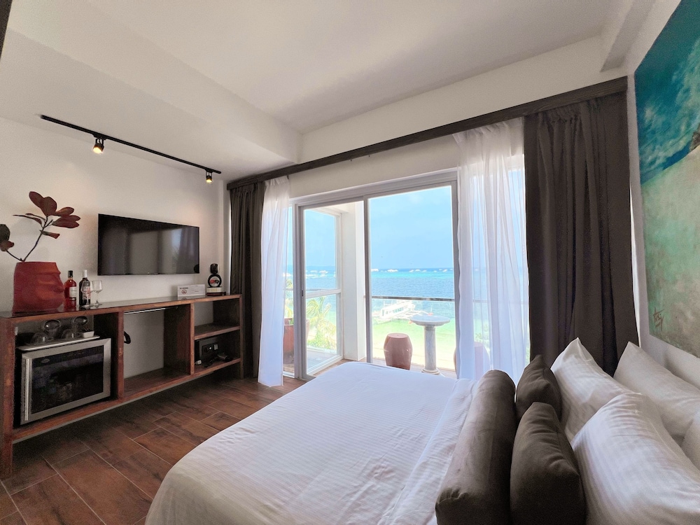PREMIER, QUEEN BED, OCEAN VIEW, BALCONY