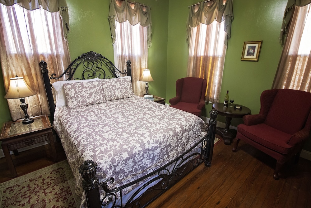Rose, Queen Bed, Private Bathroom