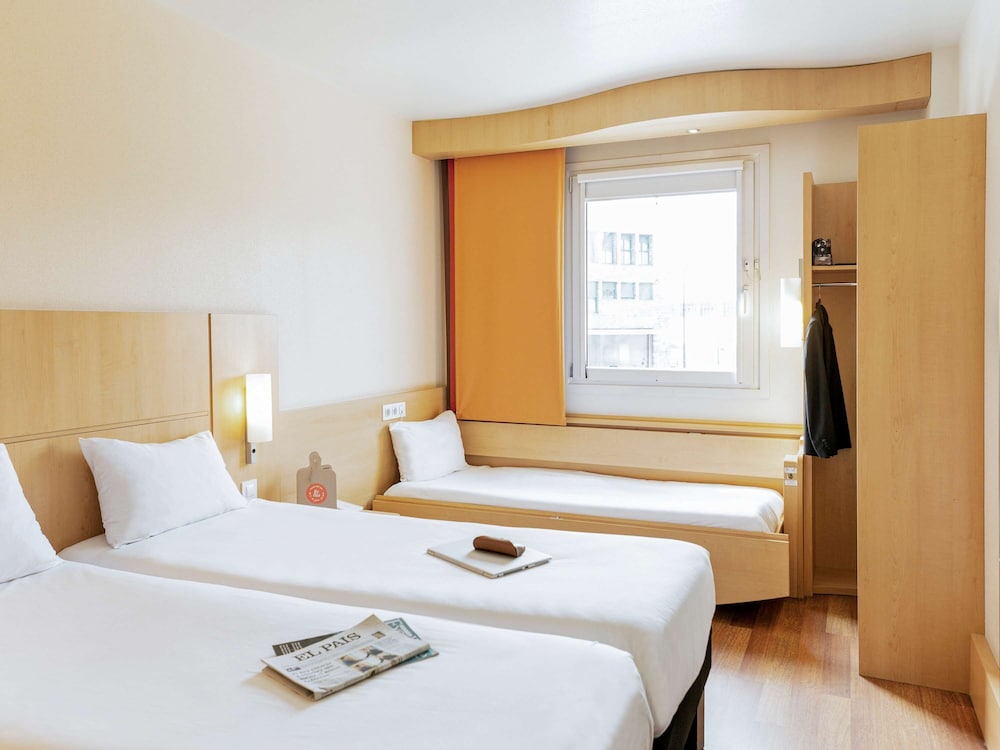 ROOM, TWIN BEDS