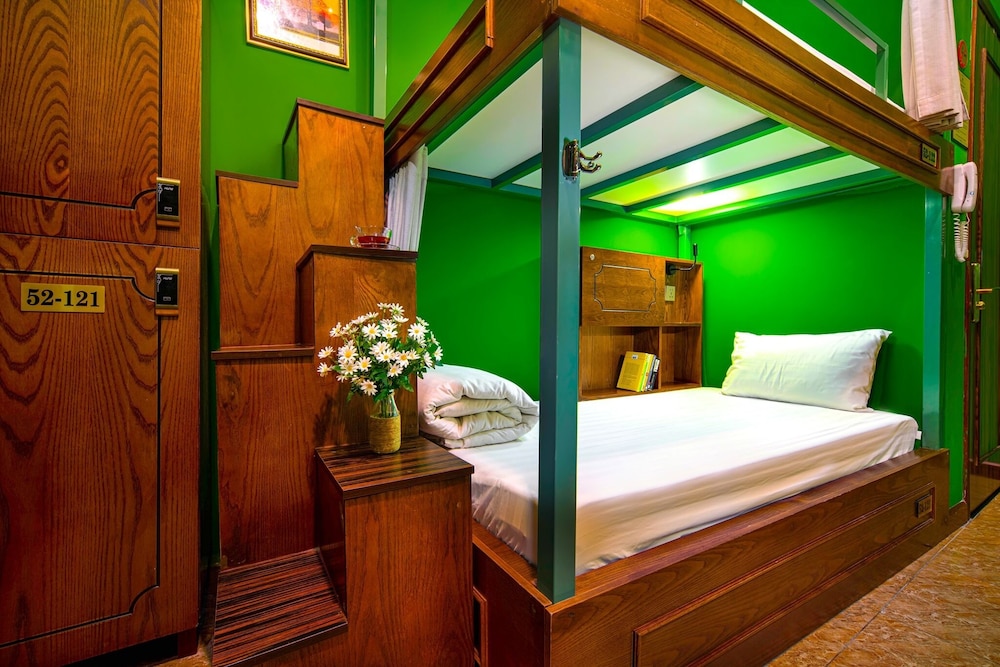 FEMALE DORM, FEMALE ONLY, SUPERIOR, 6 BEDS