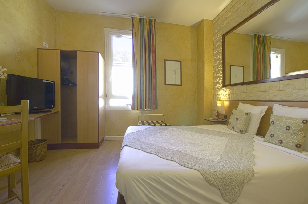 Brit Hotel Bosquet 12/27