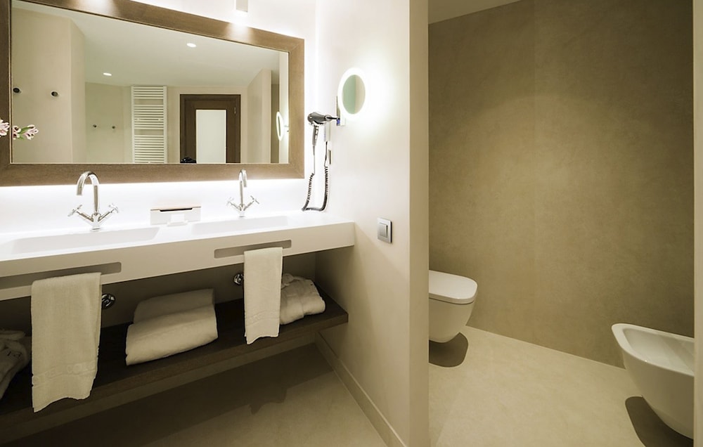 Lamaro Hotel 47/50