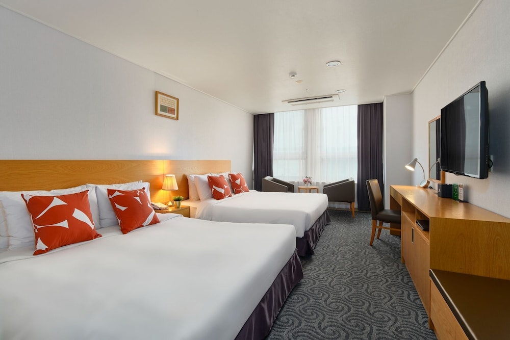 DELUXE, KING AND TWIN BEDS