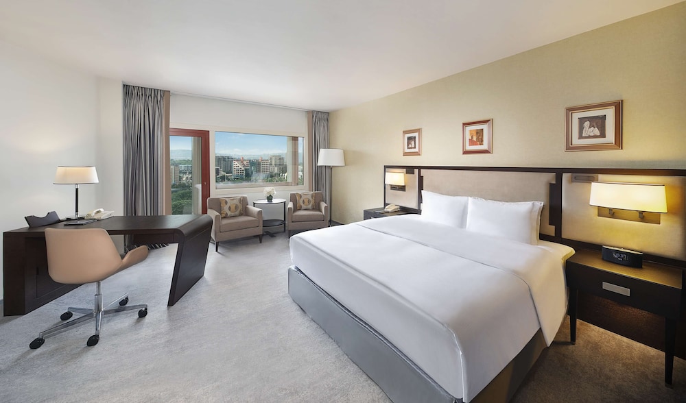 DELUXE, KING BED