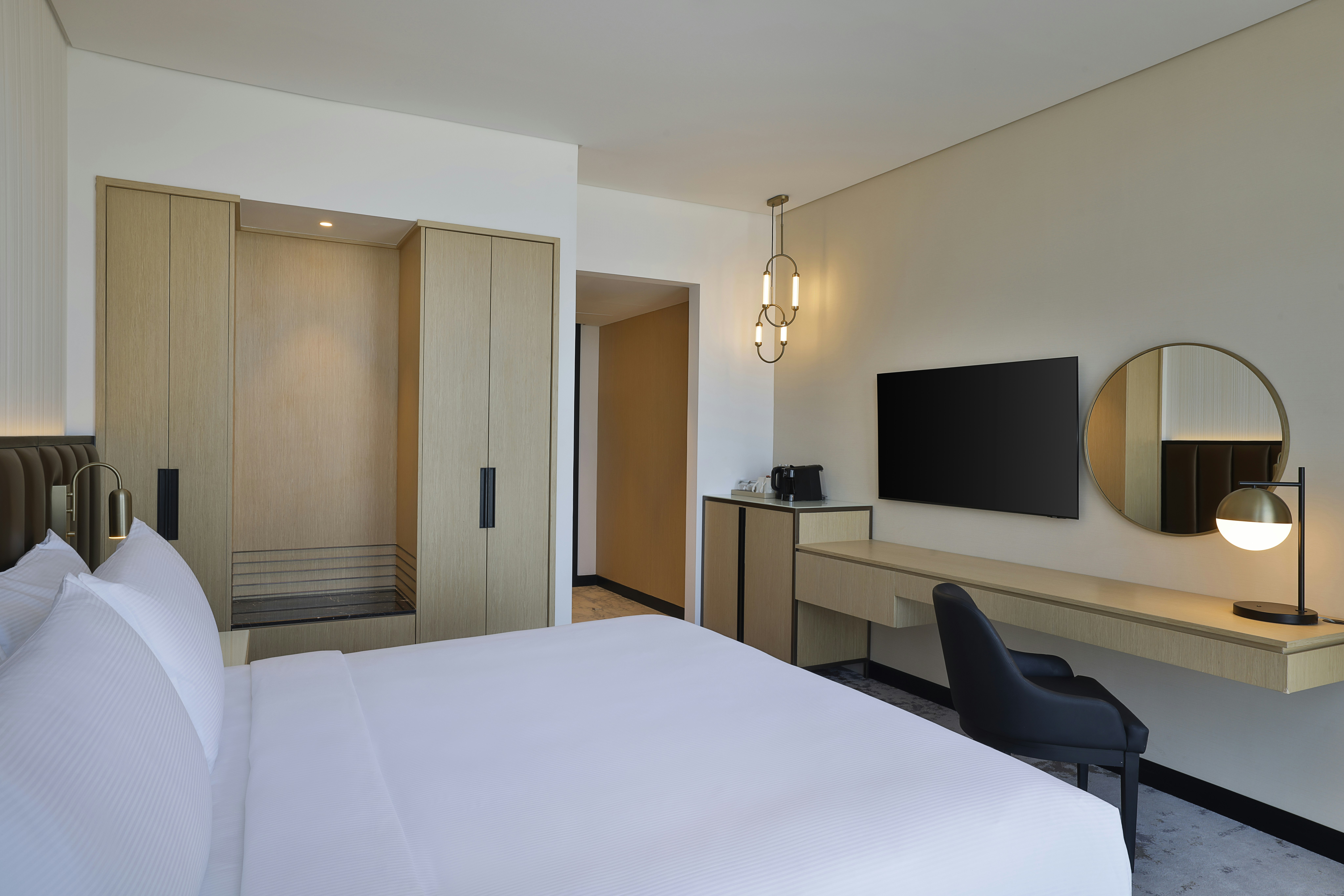 GUEST ROOM, KING BED