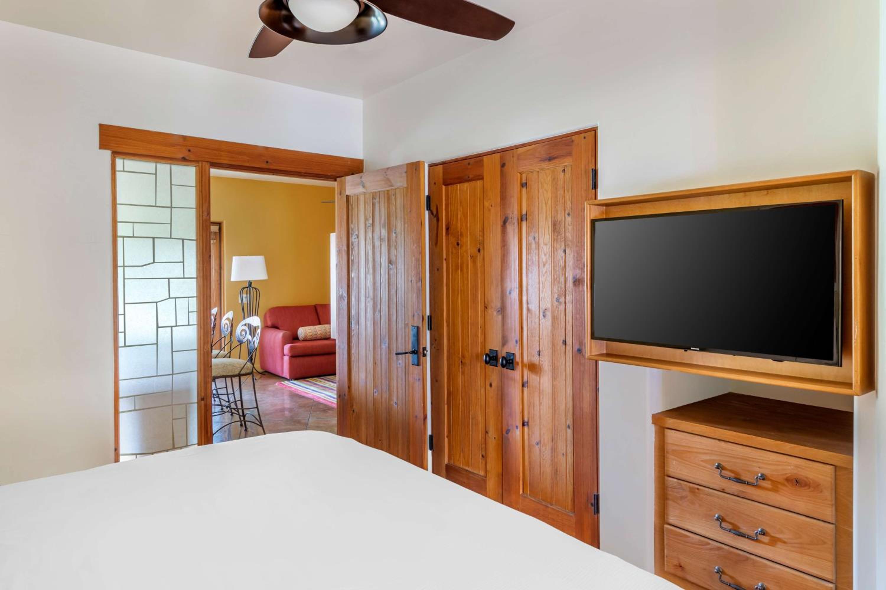 غرفة بسرير كينج بشرفة بغرفة نوم واحدة مع أريكة، Hilton Grand Vacations Club Palm Desert 2/3