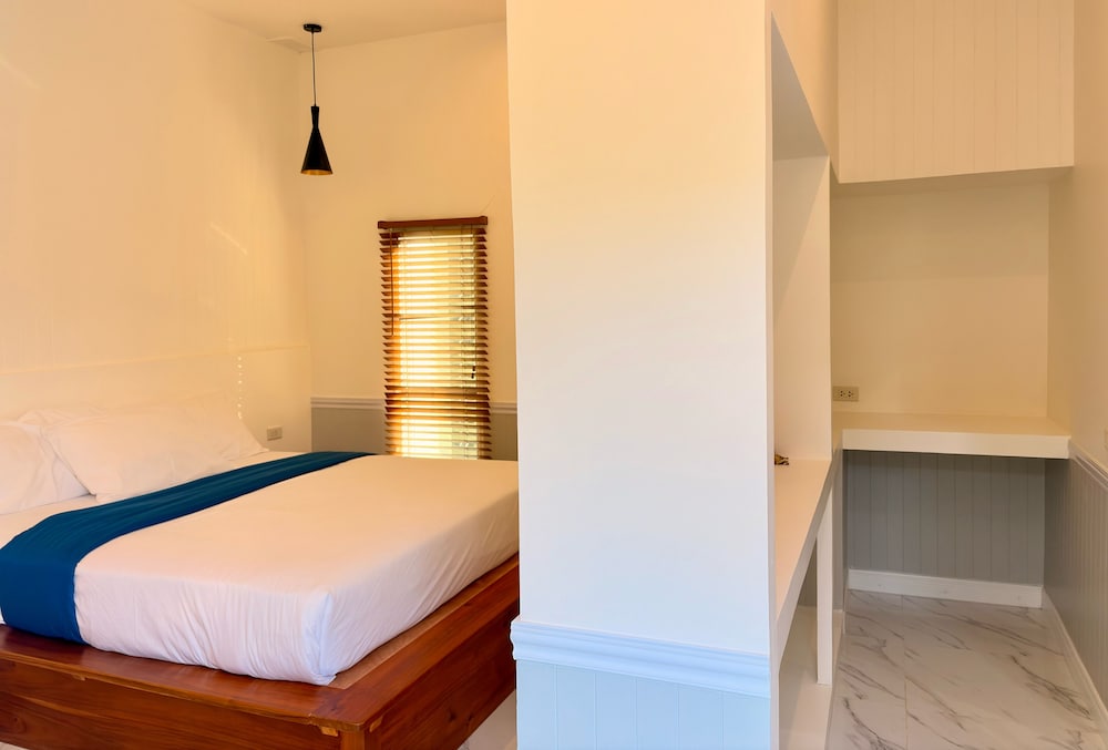 Courtyard, Standard, King Bed
