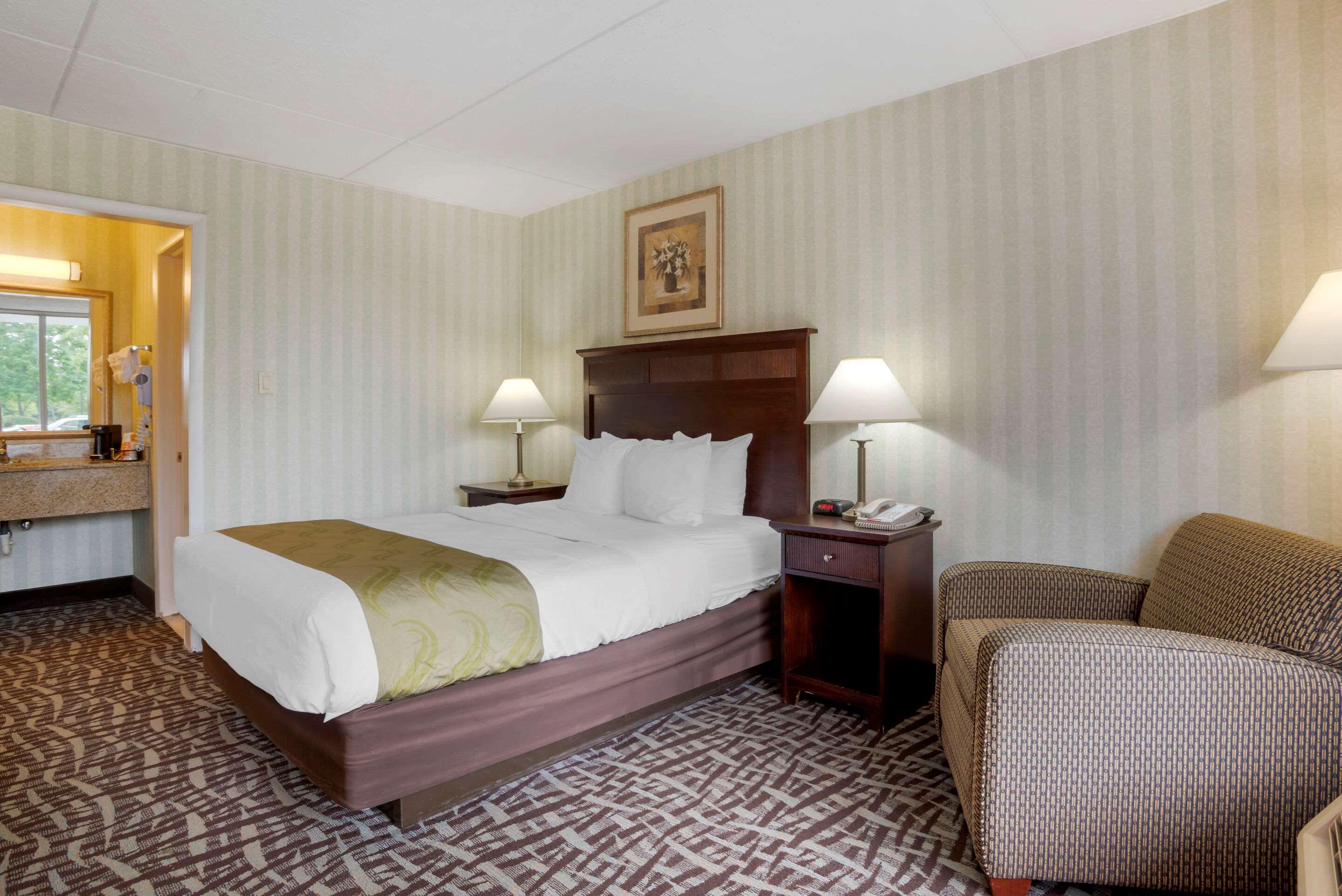 ROOM, QUEEN BED