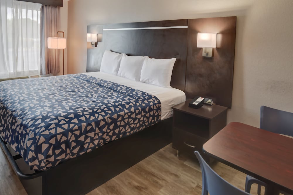 Econo Lodge Sevierville-Pigeon Forge on the River 16/25