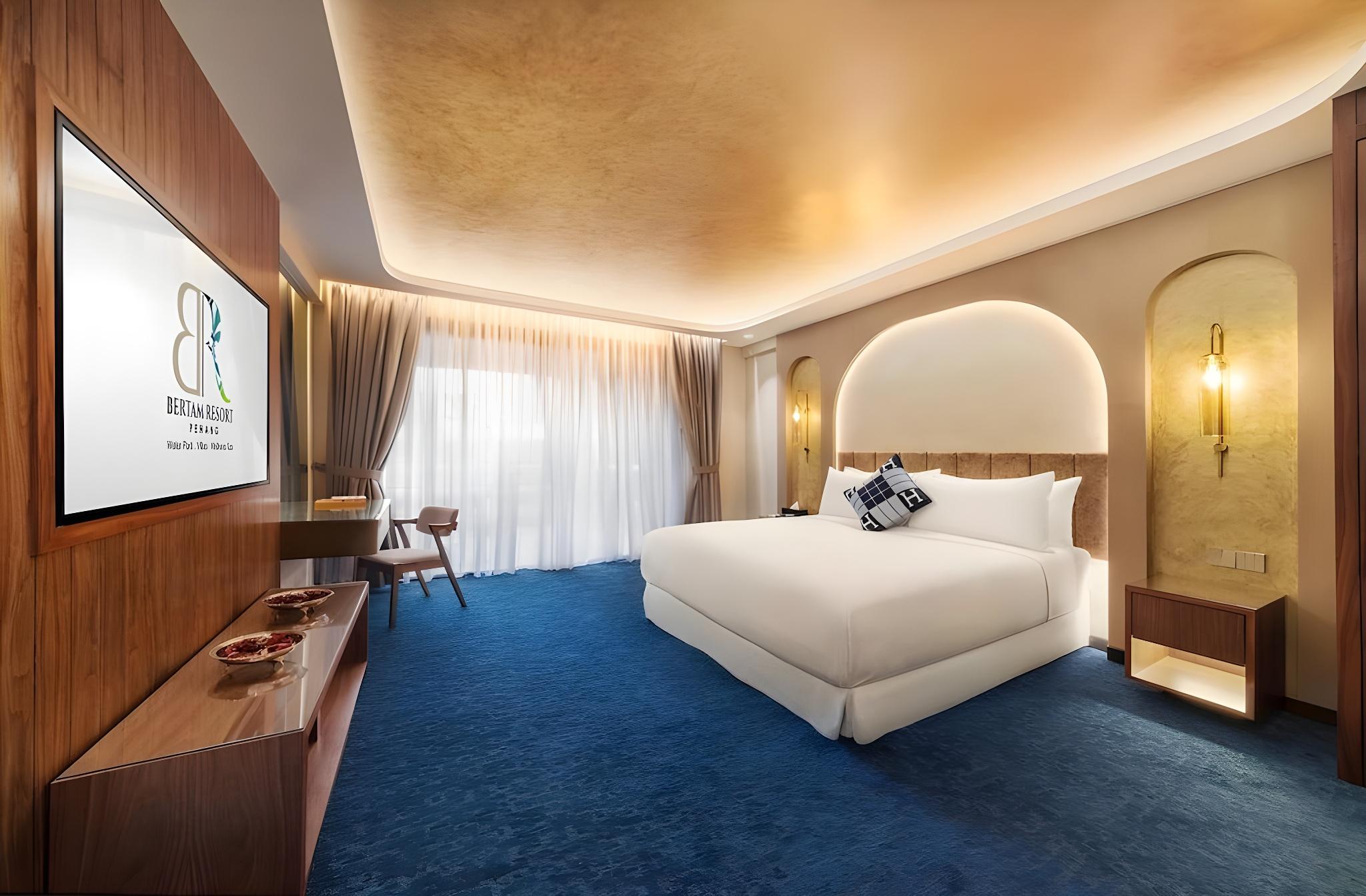 3 Bedrooms, Loft, Club, Pool View, Executive Level