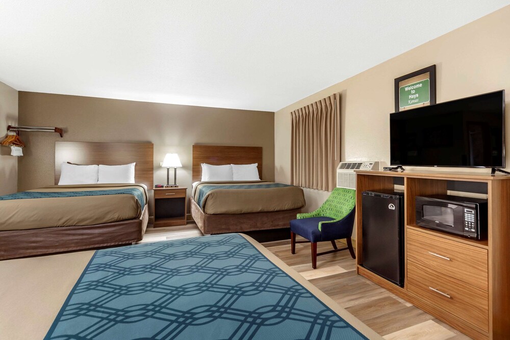 Econo Lodge Hays I-70 15/54