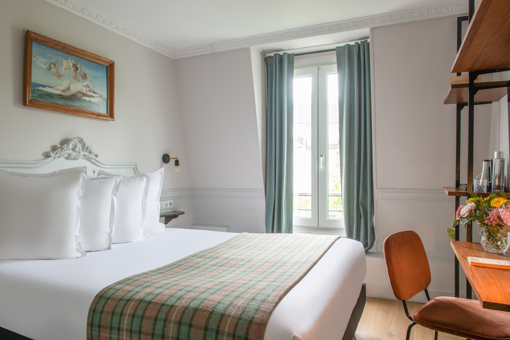Superior, Double Bed, Hotel De La Porte Doree 2/4