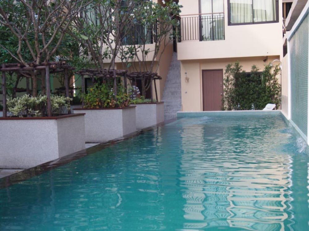 The Wave Hotel Patong 72/73