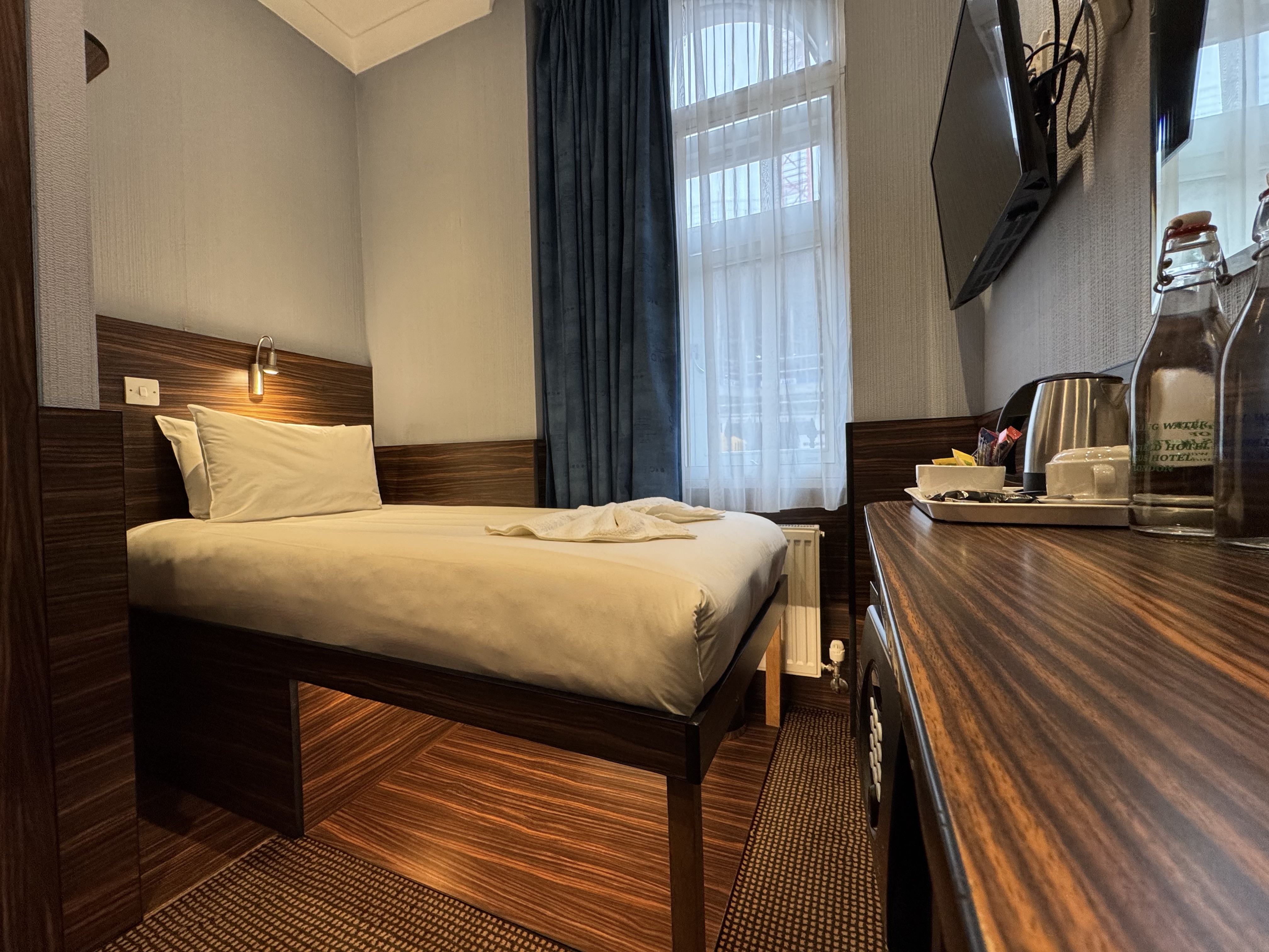 ROOM, SINGLE