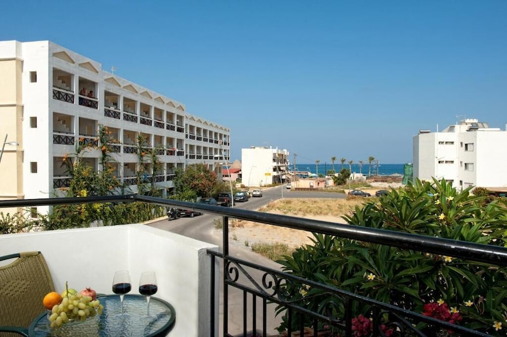 Artemis Hotel Apartments 5/50