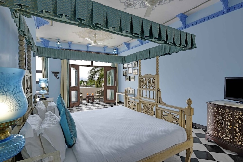 Majestic, Suite, King Bed, Lake View, Balcony