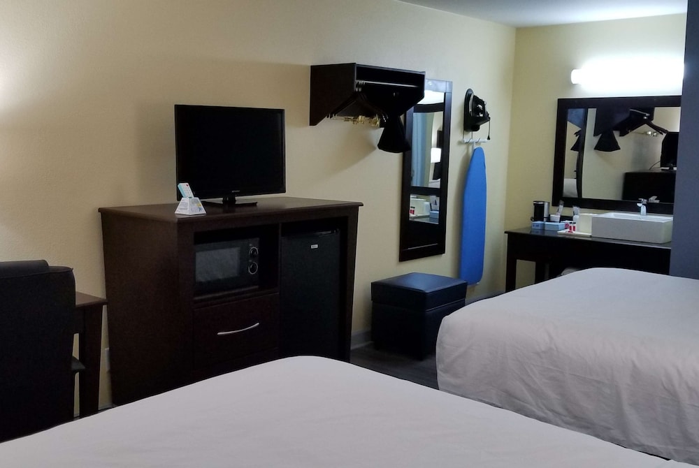 Days Inn by Wyndham Muscle Shoals 13/32