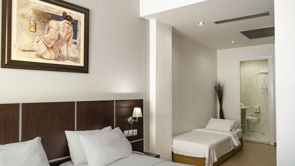 غرفة تنفيذية ثلاثية بسرير كوين وسرير فردي