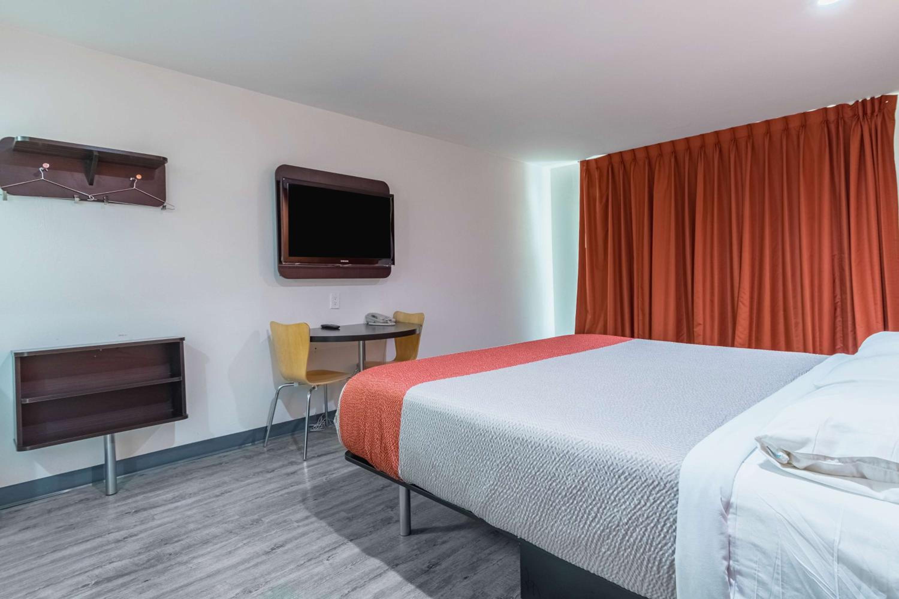 غرفة بسرير كينج، Motel6 Barstow, CA - Route 66 2/10