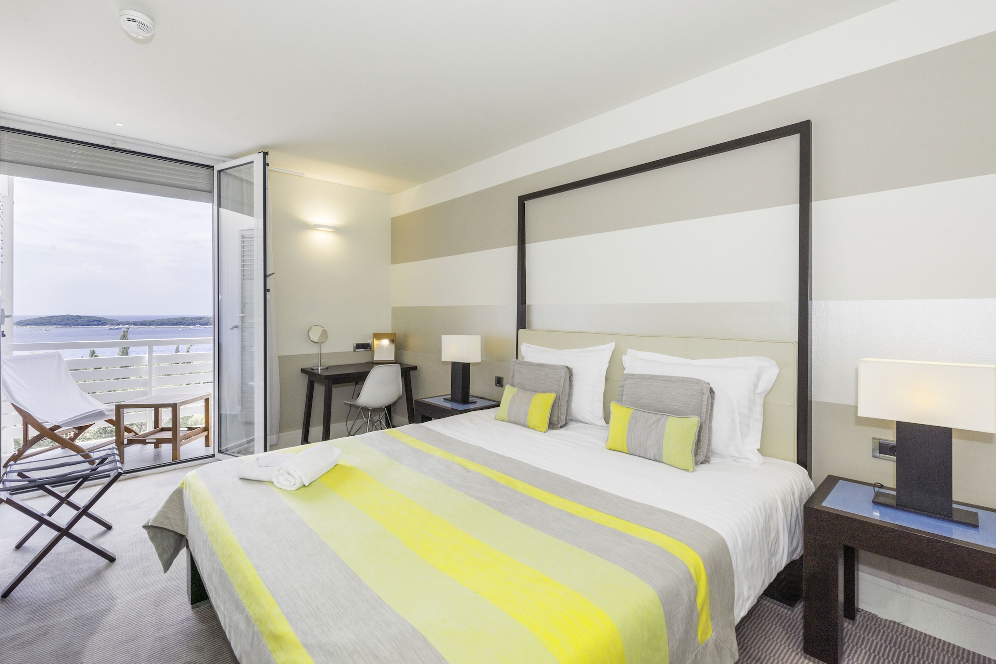 2 Bedrooms, Suite, 1 King and 1 Single Beds, 2 Bathrooms