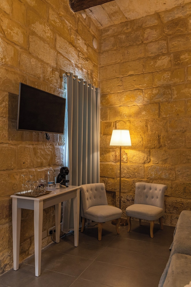 Lemon Tree Bed & Breakfast 20/30