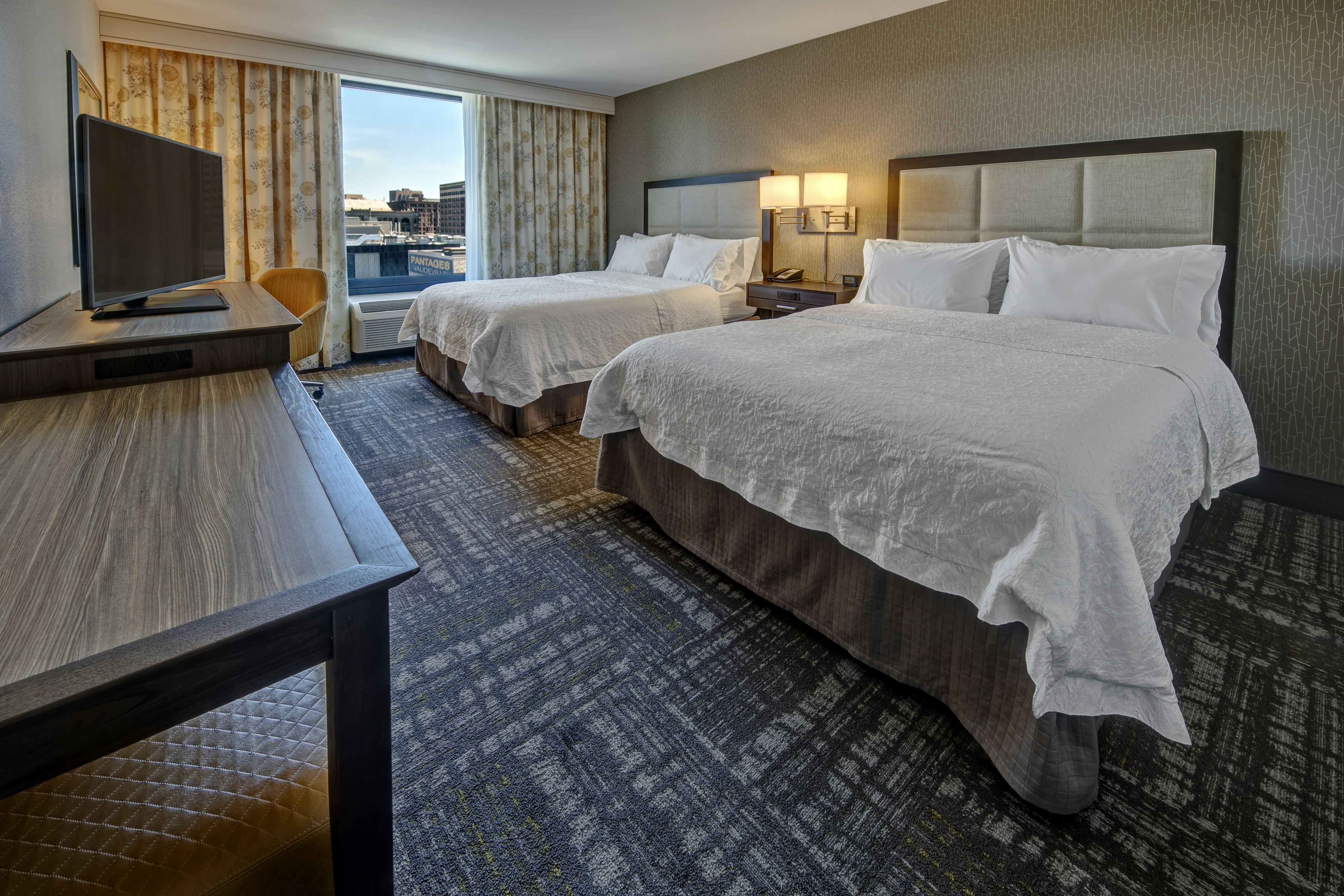 Hampton Inn and Suites Minneapolis Downtown 15/45