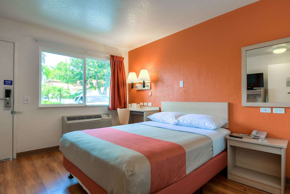 Motel6 Westminster, CA - South - Long Beach Area 16/43